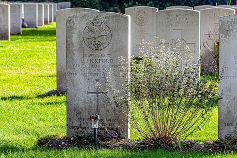 Grave of S/Sjt Edwin Pickford died of wounds 27/4/1944